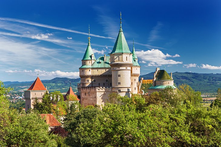 C:\Users\Esy\Desktop\Slovakia\slovakia-top-things-to-do-fairytale-castles-palaces.jpg