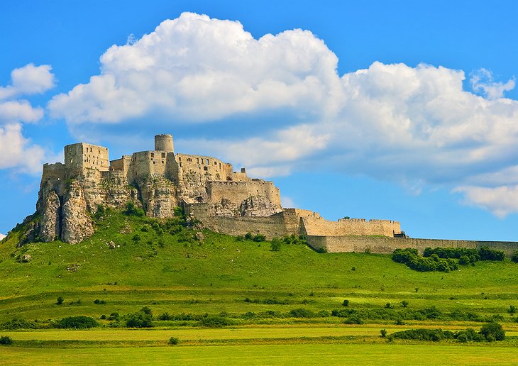 C:\Users\Esy\Desktop\Slovakia\slovakia-top-things-to-do-climb-largest-fortified-castle-europe.jpg