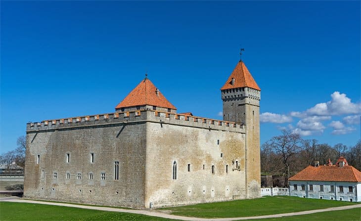 C:\Users\Esy\Desktop\Estonia\estonia-top-attractions-kuressaare-episcopal-castle.jpg